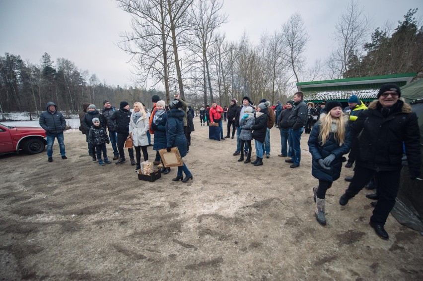 Charytatywne morsowanie w Szepietowie. Społeczność morsów zebrała ponad 20 tys. zł dla trzynastolatki z nowotworem mózgu (zdjęcia)