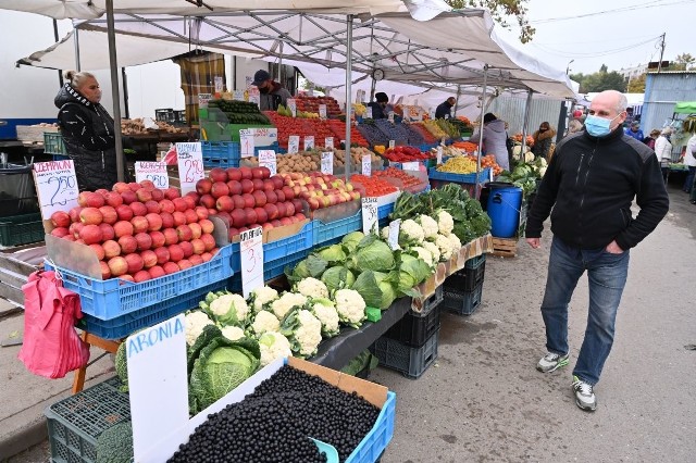 Ceny owoców i warzyw na kieleckich bazarach w piątek 16 października były wyjątkowo niskie. Jabłka można było kupić już za 3 złote, cebulę za 2, marchew za w a ziemniaki nawet po 1 złotych. Zobaczcie ceny na kieleckich bazarach w piątek 16 października 