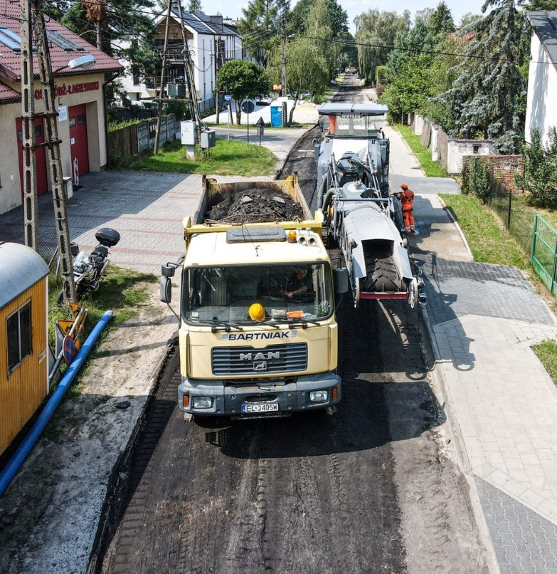 Ciężki sprzęt pracuje na kilku ulicach w Łagiewnikach.