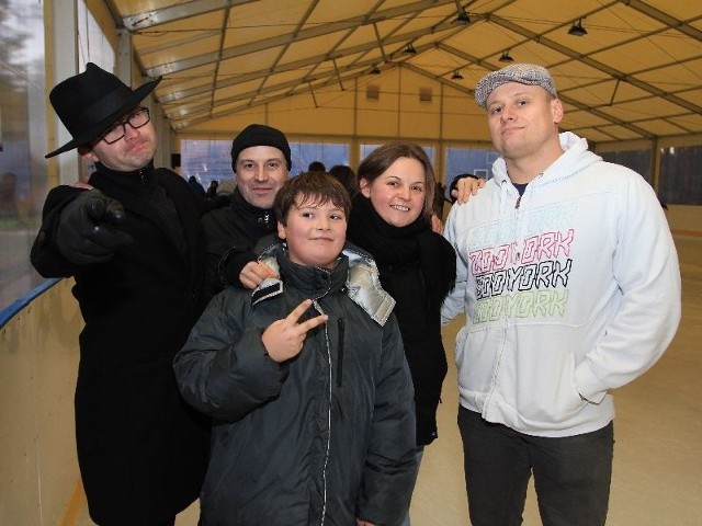 Na lodowisku na kieleckim stadionie także nie brakowało miłośników łyżew. Od lewej: Aleksander Rzepecki, Christian Weiss z Niemiec, Kacper Rzepecki, Gabriela Rzepecka i Filip Duszczyk.