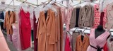 Pełno ubrań i modnych dodatków na targowisku przy ulicy Dworaka w Rzeszowie. Ceny zaczynają się od kilku złotych [ZDJĘCIA]