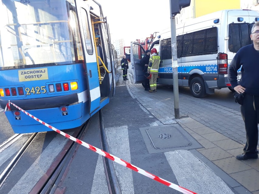 Tramwaj potrącił kobietę na ul. Grabiszyńskiej. Wytyczono objazdy