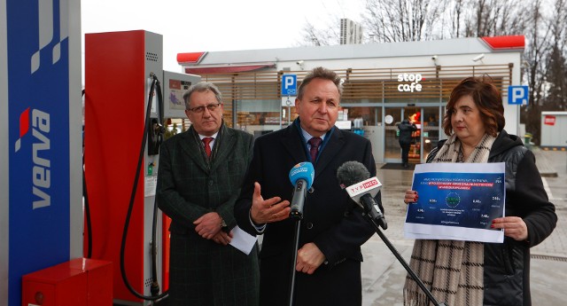 Tematem konferencji posłów PiS były ceny paliw w Polsce. Zorganizowano ją na jednej ze stacji benzynowych Orlenu w Rzeszowie. Od lewej stoją: Tadeusz Chrzan, Jan Warzecha i Krystyna Wróblewska.