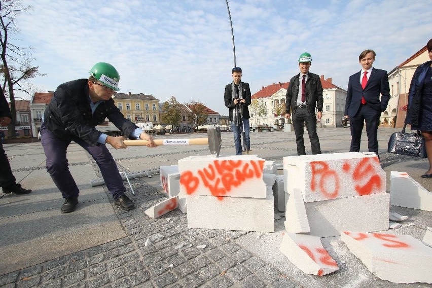 Kandydaci Nowoczesnej kruszyli beton partyjny i administracyjny na kieleckim Rynku