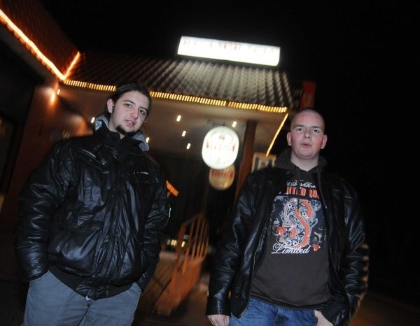 Sławomir Sawkiewicz (z lewej) i Adam Polak jeszcze nie są pełnoletni. Tłumaczą, że spacerują po mieście po 22.00, ale nigdy nie łamią prawa. - Ta godzina policyjna jest niepotrzebna - mówią.