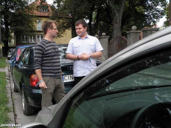 Na zdjęciu Dariusz Ligęza i Damian Polak z "Caritasu" na parkingu, na którym doszło do kilku aktów wandalizmu