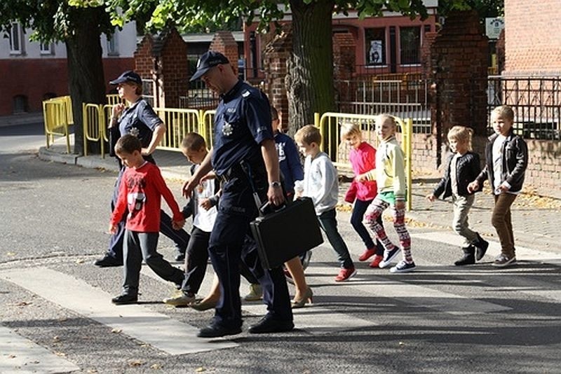 Policjanci z Międzychodu przypominają młodzieży i dorosłym o...