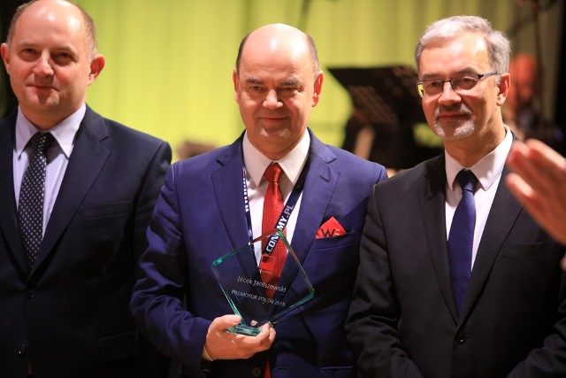 Dr Jacek Janiszewski (w środku) - przewodniczący Rady Programowej Stowarzyszenia Integracja i Współpraca za swoją działalność został wyróżniony w 2018 r. honorową nagrodą „Promotor Polski”