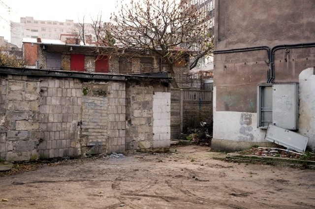 W tej komórce przy Struga 32 mieszkał samotny bezdomny mężczyzna