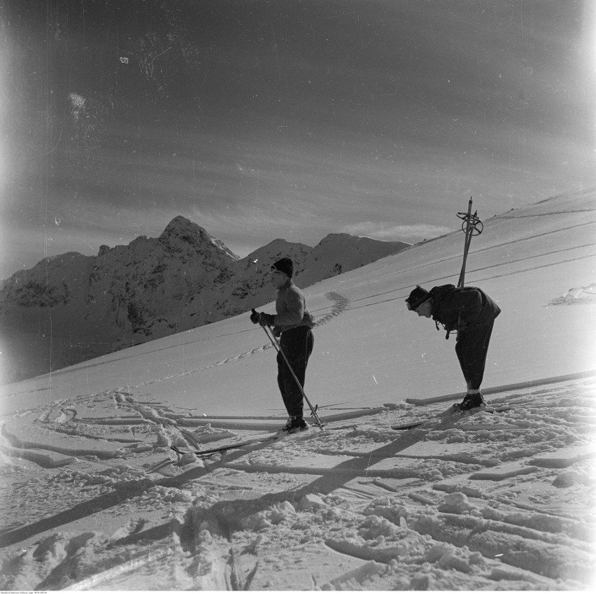 Rok 1970 - na szczycie Kasprowego narciarze przygotowują się...