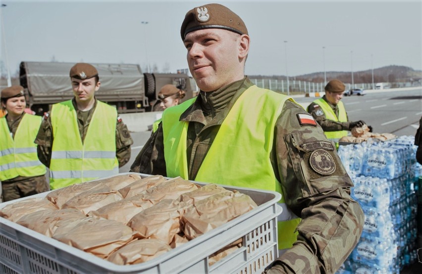 Do walki ze skutkami koronawirusa włączono już 2500...