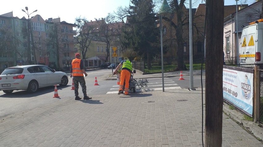 Malowanie pasów na ulicach Chełmnie potrwa do maja. Oby...