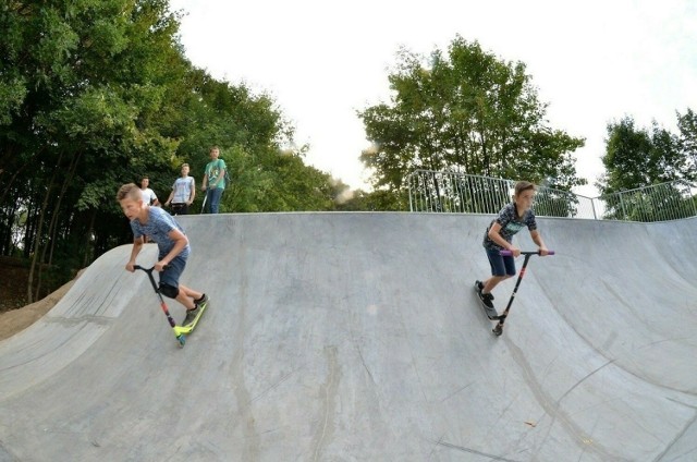 W ciepłe miesiące skatepark jest oblegany przez młodzież z różnych części miasta.