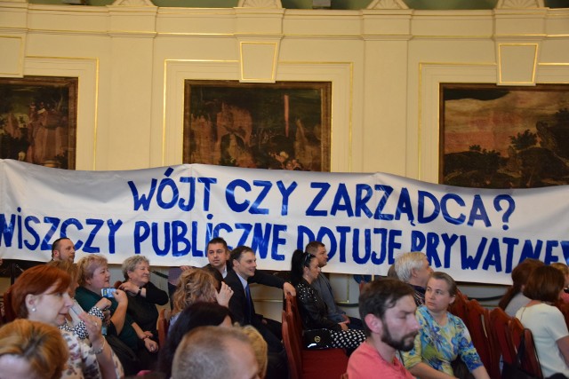 Organizatorzy protestu oświatowego w Skarbimierzu przyszli z transparentami na spotkanie z minister Anną Zalewską.