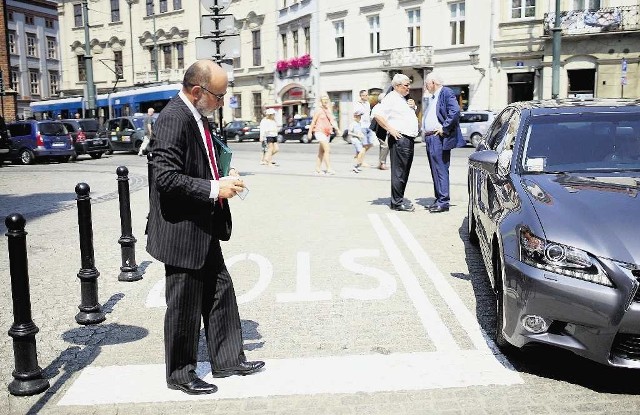 Kariera Jana Tajstera znów przystopowała na skutek presji wywołanej przez media i mieszkańców. Na zdjęciu tuż po odwołaniu ze stanowiska dyrektora ZIKiT-u. Na drugim planie z prawej prezydent Krakowa Jacek Majchrowski.