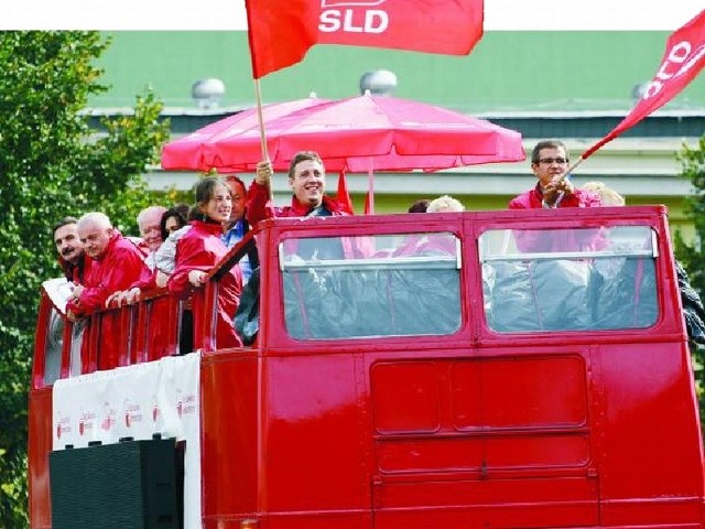 Kandydaci na parlamentarzystów SLD przez trzy dni w czerwonym autobusie objeżdżali województwo podlaskie. Do Białegostoku przyjechali z piosenkami Kazika Staszewskiego w tle.