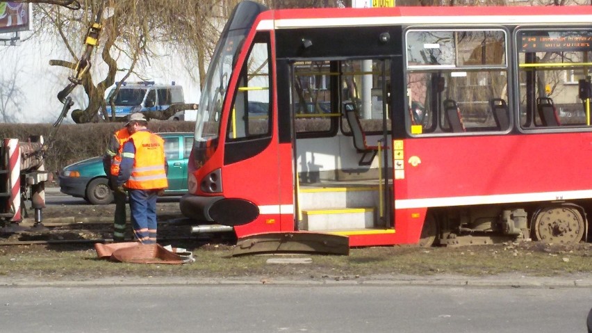 Sosnowiec: wykolejony tramwaj blokował ruch podczas otwarcia komisariatu [ZDJĘCIA, WIDEO]