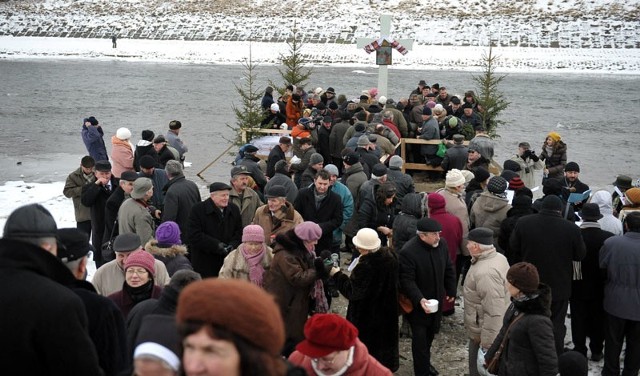 Święto Jordanu w PrzemyśluDuchowni błogosławili wodę trójramiennymi świecznikami oraz trzykrotnie zanurzali w niej krzyż. Poświęconą wodę wierni zabierają do domów - wierzą w jej właściwości lecznicze.