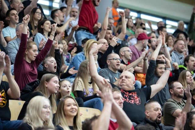 Derby koszykarzy w Bydgoszczy na parkiecie dla torunian, a na trybunach? Też było gorąco! Zobaczcie co działo się na meczu Enea Abramczyk Astoria - Twarde Pierniki >>>Na następnych zdjęciach kolejne informacje. Aby przejść do galerii, przesuń zdjęcie gestem lub naciśnij strzałkę w prawo.