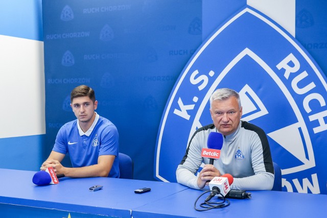 od lewej: piłkarz Ruchu Chorzów Patryk Sikora oraz trener Jarosław Skrobacz