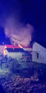 Gmina Słomniki. Pożar poddasza domu w Januszowicach. Zaalarmowali siedem jednostek straży pożarnych