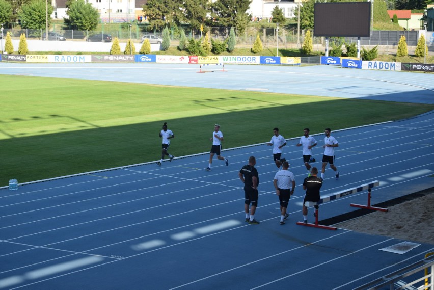 Fortuna 1 Liga. Radomiak Radom wznowił przygotowania do nowego sezonu już bez Dawida Abramowicza. Było tylko 20 zawodników [ZDJĘCIA]