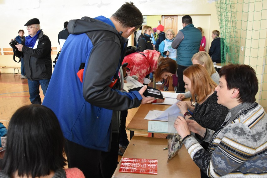 WOŚP 2019. Dzieci, dorośli i seniorzy spacerowali z kijkami, by wesprzeć zbiórkę WOŚP [ZDJĘCIA]