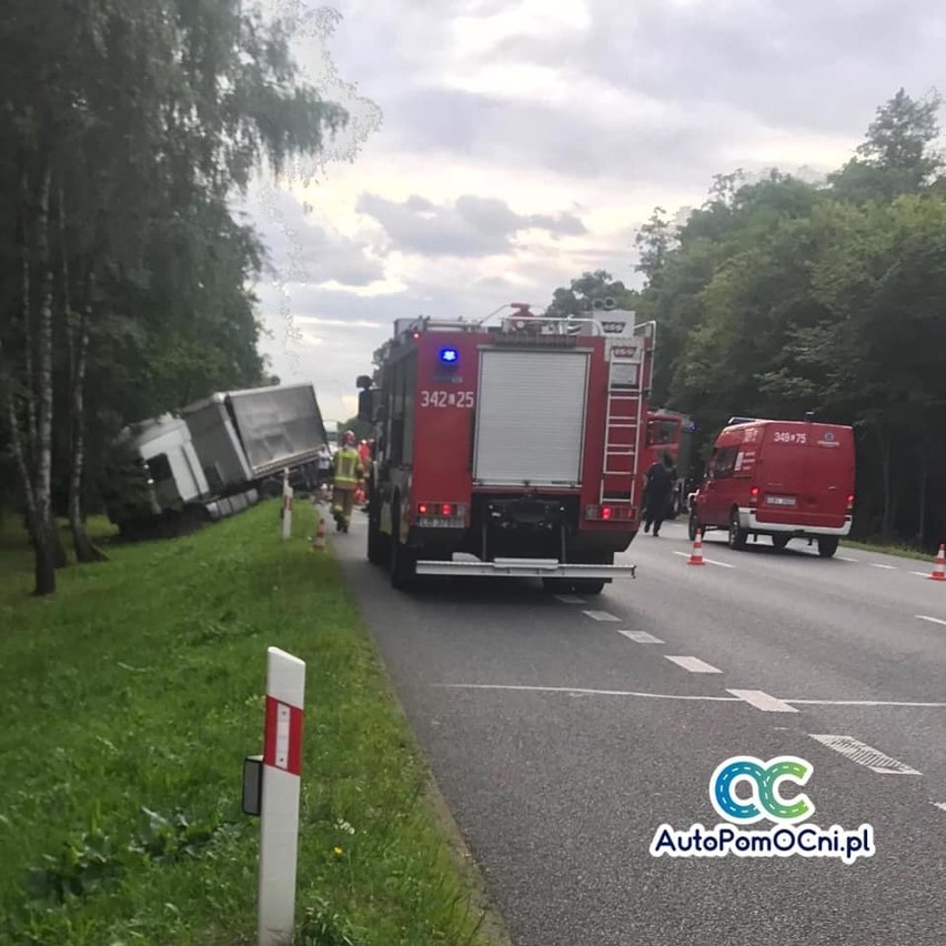 Tragedia na DK2. Czołowe zderzenie samochodu osobowego z tirem. Nie żyje jedna osoba