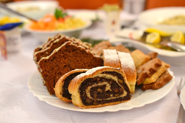 Ciasta na Boże NarodzenieW wielu polskich domach w Boże Narodzenie nie może zabraknąć tradycyjnego zwijanego makowca, sernika i piernika lub pierniczków.