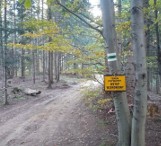 Beskid. W drodze na Makowicę zielony szlak zagrodzony taśmami - informuje biegacz. "Teren prywatny, wstęp wzbroniony" 