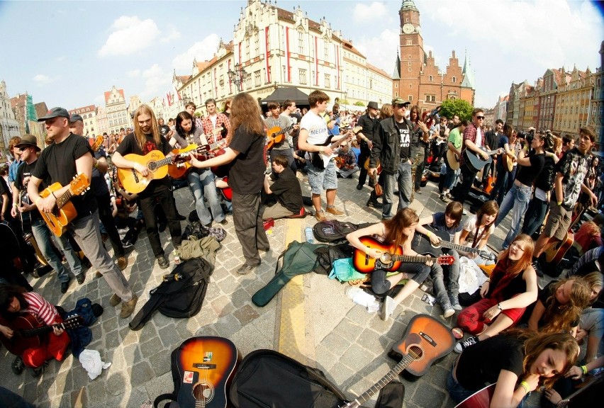 Co roku Gitarowy Rekord Guinessa ściąga tłumy fanów muzyki...