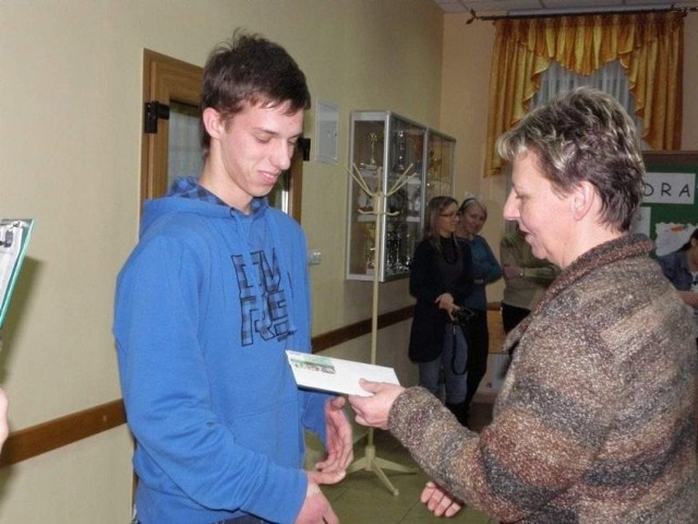 Wojtek Rompca - zwycięzca konkursu - odbiera nagrodę z rąk Aleksandry Stasińskiej