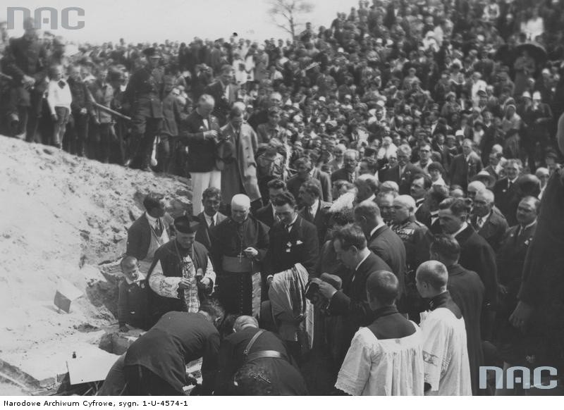 1931 – Podczas poświęcenia kamienia węgielnego pod budowę...