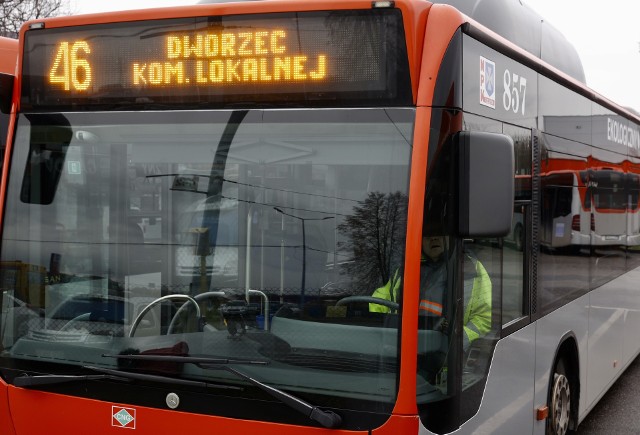 Jeżdżący z Rzeszowa do Albigowej przez Słocinę, Malawę i Kraczkową autobus MPK  „46” nie zatrzymuje się w Malawie.