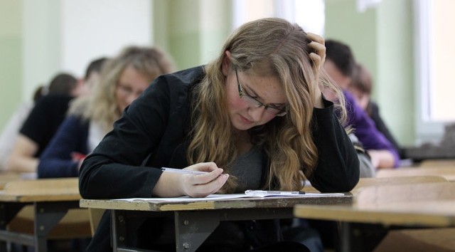 Próbna matura z jezyka polskiego z OperonemCześc pierwsza próbnej matury z jezyka polskiego dotyczyla rozumienia pisanego tekstu. Maturzyści otrzymali "Slownik zabijania" A. Krzeminskiego, który opublikowany zostal w "Polityce". Po przeczytaniu tekstu nalezalo odpowiedziec na 15 związanych z nim pytan. 