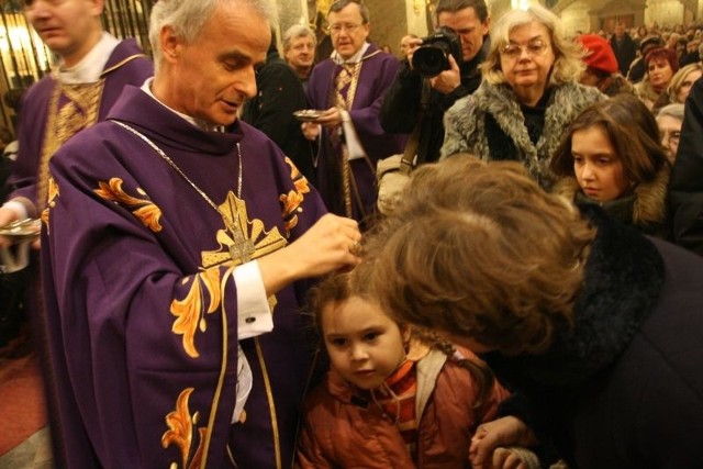 Biskup Marian Florczyk w bazylice katedralnej w Kielcach posypywał wiernym głowy popiołem.