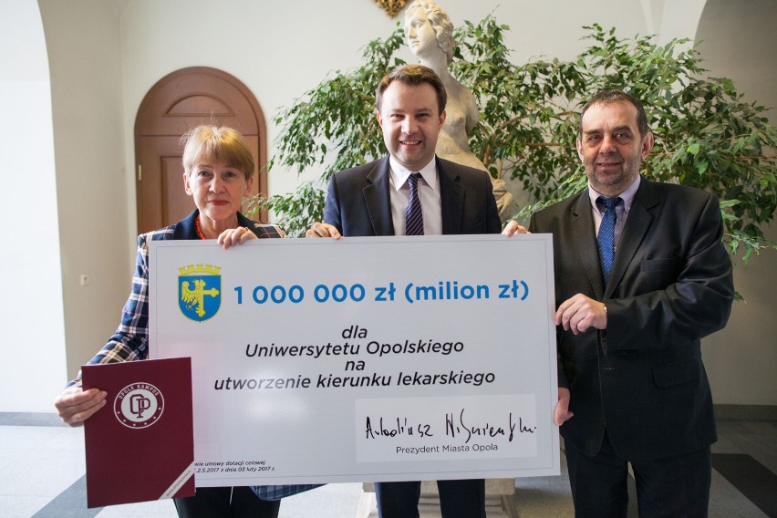 Symboliczny czek na 1 milion złotych przekazał w piątek...