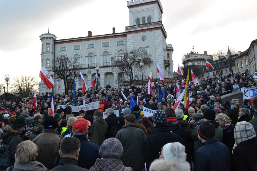 Manifestacja Komitetu Obrony Demokracji w Bielsku-Białej [ZDJĘCIA, WIDEO]