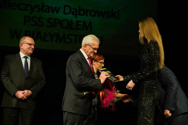 Menedżer Roku wybrany podczas 14. edycji Podlaskiej Złotej Setki Przedsiębiorstw - Mieczysław Dąbrowski, prezes PSS Społem Białystok - podczas gali w Teatrze Dramatycznym w 2017 roku