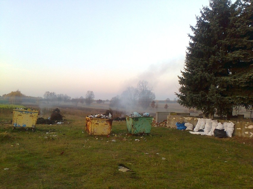 Ekologiczna burza w Przyłęku. Czy proboszcz spala śmieci na cmentarzu? (zdjęcia)