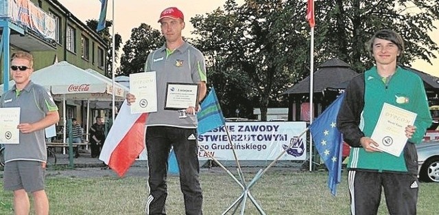 Zawodnicy z Brodów na podium zawodów z cyklu Puchar Polski - od lewej Paweł Kita i Jan Kita. Z prawej Maciej Kuza.