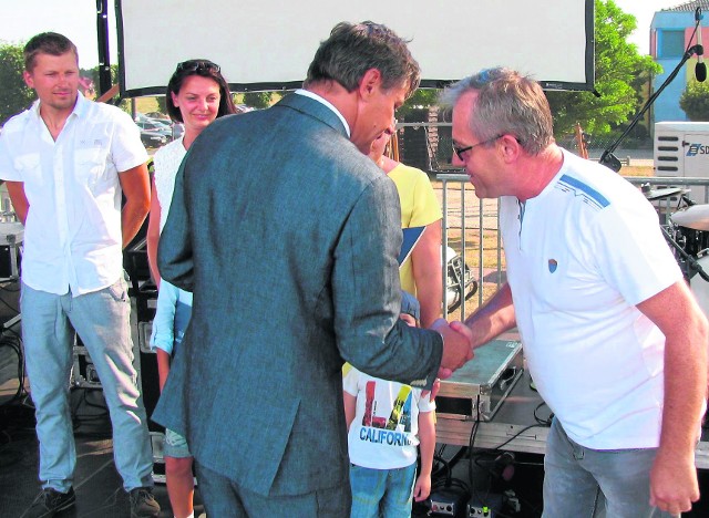 Zbigniew Krystek przyjmuje gratulacje od wójta gminy za zwycięstwo w konkursie na najschludniejszą posesję