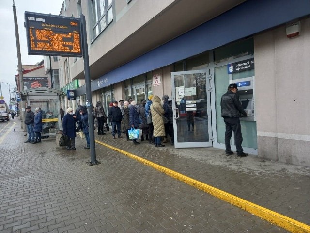 Co tu się stało ? Kolejka po pieniądze do oddziału banku PKO BP przy ulicy 25 Czerwca w Radomiu. Więcej na kolejnych zdjęciach