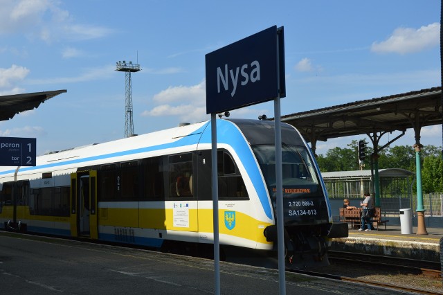 Na trasie Nysa - Brzeg kursują spalinowe szynobusy. Część z nich wjeżdżała też na trasę zelektryfikowaną do Wrocławia, ale to będzie zmienione.