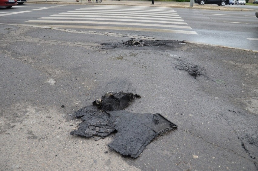 Wrocław: Pożar poloneza na Grabiszyńskiej. Spłonął silnik (ZDJĘCIA)