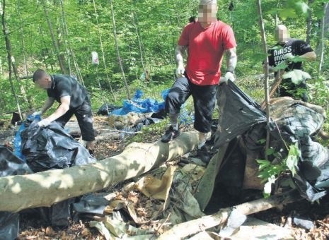 Kilkanaście, a nawet kilkadziesiąt worków śmieci znalezionych w lesie,likwidacja nielegalnych wysypisk &#8211; to efekt każdorazowej ekologicznej akcji osadzonych z Koszalina.