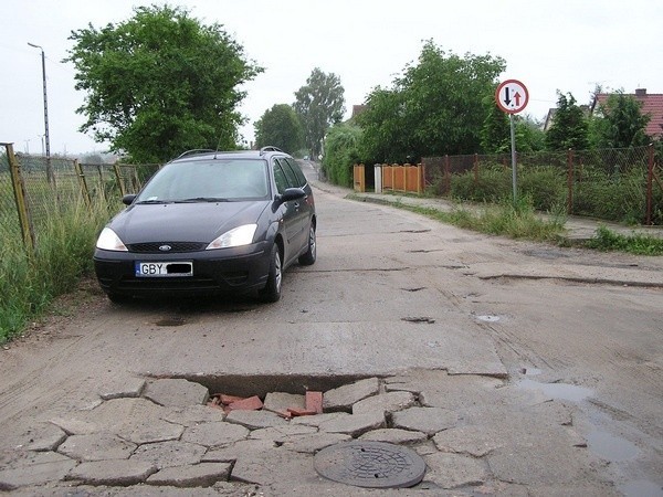 Uszkodzona nawierzchnia na ulicy Kolejowej.