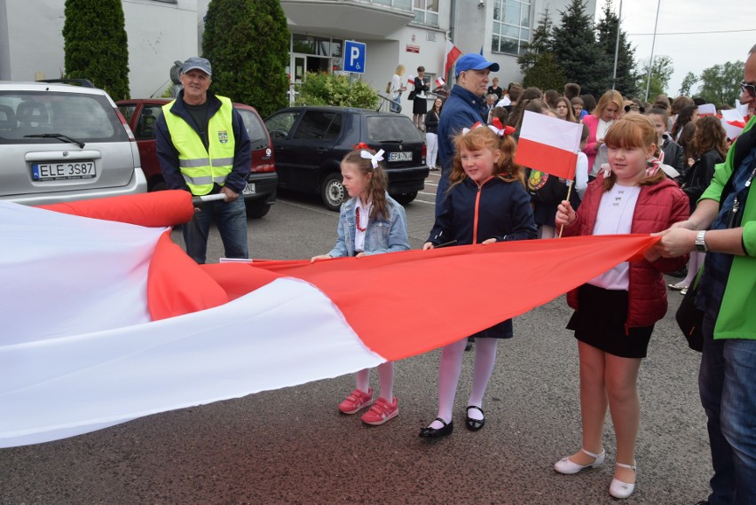 Święto Flagi w Piątku. Dzieci poniosły 100-metrową flagę i otoczyli nią Geometryczny Środek Polski