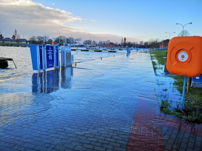 Sztorm spowodował, że ulice przy kanale portowym w Świnoujściu są zalane. Morze zabrało plażę [ZDJĘCIA]