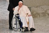 Watykan: Papież pierwszy raz na wózku inwalidzkim w czasie publicznej imprezy. Co mu dolega?